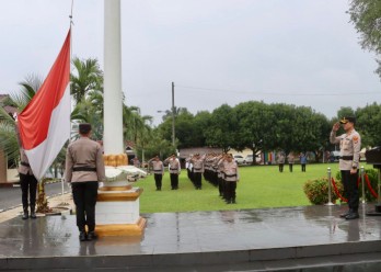Diguyur Hujan, Polres Lampung Tengah Teguhkan Komitmen Pengabdian Lewat Upacara Kesadaran Nasional