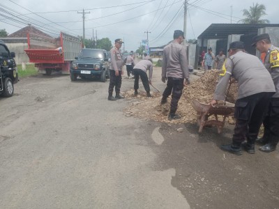 Dinilai Jadi Sumber Kemacetan, Kapolsek Punggur Bersama Warga Timbun Jalan Berlubang