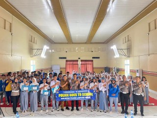 Kunjungi SMAN 1 Kotagajah, Satlantas Polres Lamteng Edukasi Pelajar dan Bagikan Helm Gratis