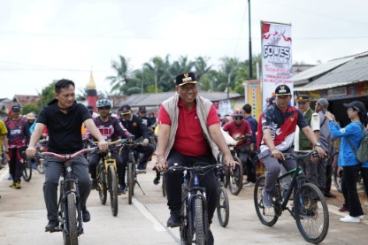 Resmikan Jalan Seputihraman, Plt.Bupati Lamteng I Komang Koheri Ajak Warga Seputihraman Gowes Bareng