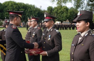 Polres Lamteng Gelar Upacara Penganugerahan Tanda Kehormatan Pengabdian Personel Polri