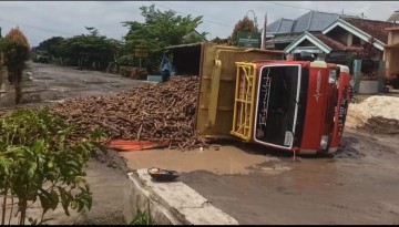 Akibat Jalan Rusak dan Berlubang, Truk Muat Singkong Terguling