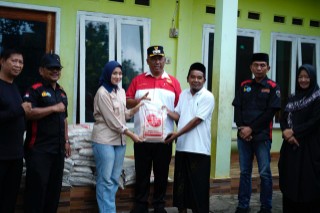 Plt Bupati Lamteng I Komang Koheri Bekerjasama RS Mitra Mulia Husada  Berikan Bantuan Beras ke LKS Sabilunnajah Seputihmataram