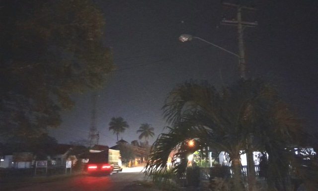 Lapor ! Tiga LPJU Didepan Kantor Kecamatan Seputih Mataram Padam