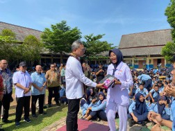 Siswa SMKN 2 Terbanggibesar Antusias Terima Hadiah Tablet dari Menko Pangan Zulkifli Hasan