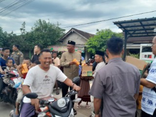 Ramadan, Plt Bupati Lamteng I Komang Koheri Berbagi Takjil kepada Masyarakat