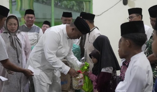 Safari Ramadan di Buminabung, Plt. Bupati Lamteng Berbagi Takjil Gratis ke Masyarakat