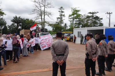 Pengamanan Humanis, Polres Lamteng Kawal Aksi Unras Damai di PT Angel Yeast Terbanggi Besar