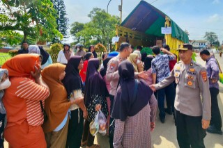 Jelang Idul Fitri, Masyarakat Tumpah Ruah Hadiri Pasar Murah Polres Lamteng