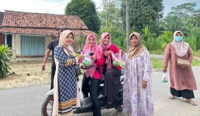 Anggota DPRD Lamteng Kasih dan KWT Berbagi Takjil Gratis