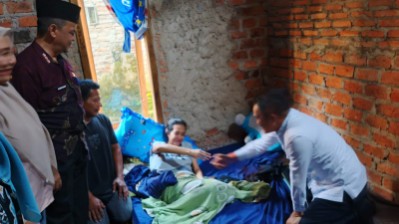 Toni Sastra Jaya Serahkan Donasi ke Warga Penderita Kanker Payudara di Simbarwaringin