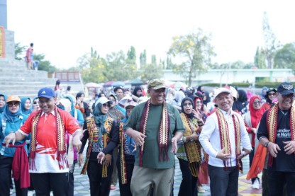 Peringati Hardiknas dan Hari Tari Sedunia, Lamteng Buka Pagelaran 6 Jam Menari di Tugu Canang