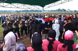 Polda Lampung Berduka: Kapolda Hadiri Upacara Pemakaman Bripka Anumerta Arya Supena yang Gugur Dalam Tugas