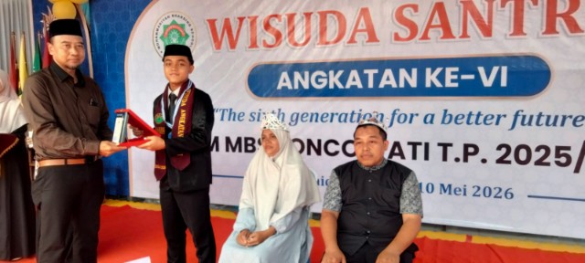 Wisuda Angkatan ke-VI, 41 Santri SMA PPM MBS Poncowati Berprestasi dan 1 Hafal 30 Juz Al Qur’an