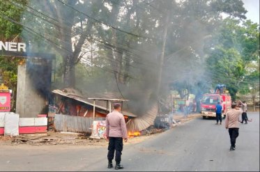 Sigap! Polisi, Damkar dan BPBD Bergerak Cepat Padamkan Kebakaran Warung Kuliner di Prosida Bandar Jaya