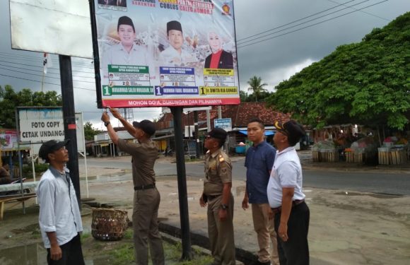 Panwaslu Dan Satpol PP Kecamatan Seputih Surabaya Copot APK Melanggar Aturan
