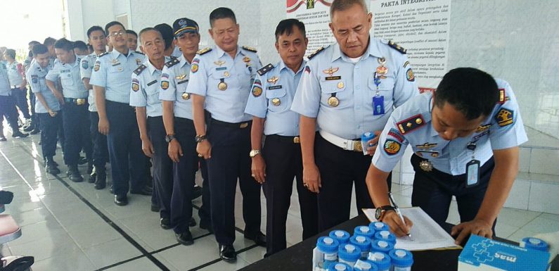Pastikan Pegawainya Bebas Narkoba, Gandeng Puskesmas Lapas Gunungsugih Lakukan Tes Urine