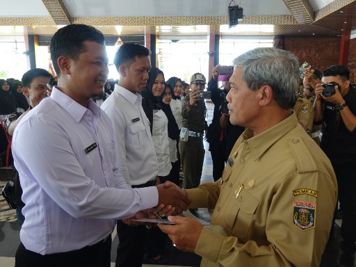 Bupati Loekman Bagikan SK 593 CPNS