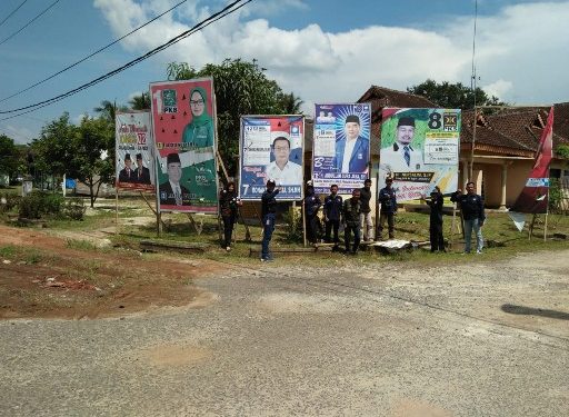 Dibantu Satpol PP, Panwascam Trimurjo Copot Ratusan APK Melanggar Zona