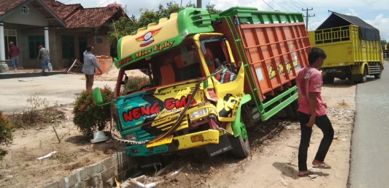 Rem Blong Colt Diesel Tabrak Pantat Mobil Depannya