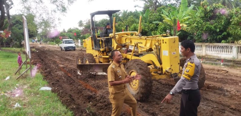Camat Sendangagung  Terus Gerakan Gotong Royong Timbun Jalan