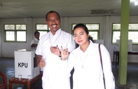 Berpakaian Serba Putih, Komang Koheri dan Ni Ketut Dewi Nadi Datangi TPS 05