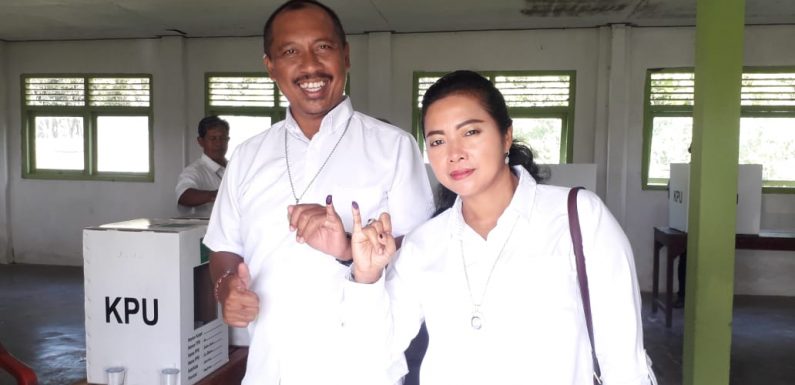 Berpakaian Serba Putih, Komang Koheri dan Ni Ketut Dewi Nadi Datangi TPS 05