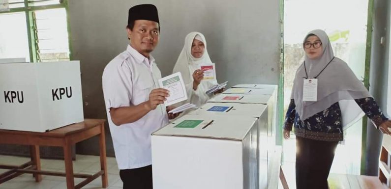 Naik Motor, Ketua DPW PKS Lampung Datangi TPS