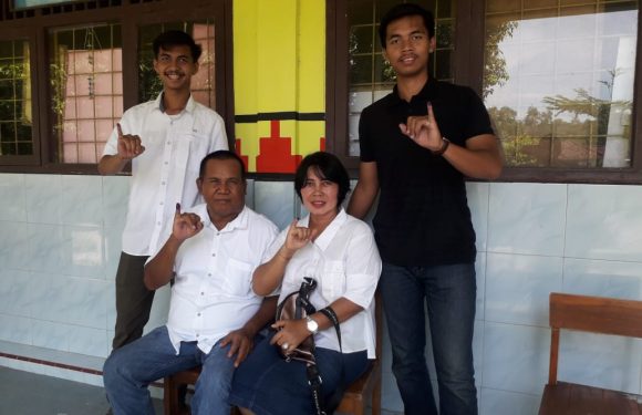 Bersama Keluarga, Ni Made Winarti Nyoblos di TPS Rama Gunawan