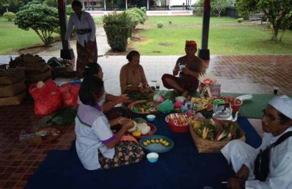 Persiapan Upacara Hari Jadi Pura Agung Jagat Karana ke 37 Tahun, Warga Gotong Royong