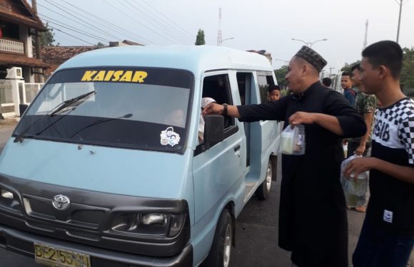 Saling Berbagi, Risma Gunungsugih Bagi 100 Takjil Gratis