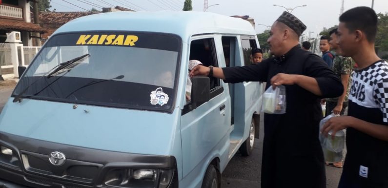 Saling Berbagi, Risma Gunungsugih Bagi 100 Takjil Gratis