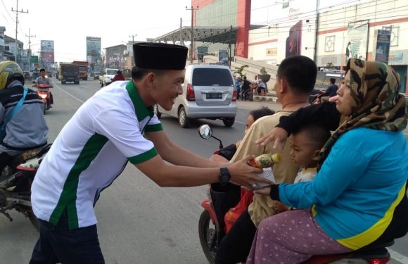 Peringati Milad ke 4, Sekelik Sedulur Bagikan Takjil di Bandarjaya