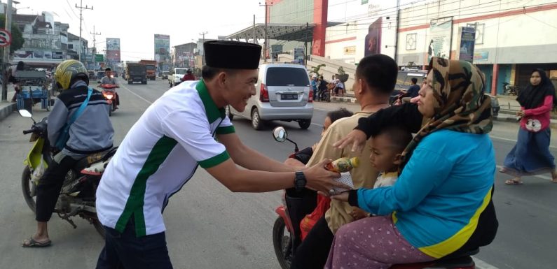 Peringati Milad ke 4, Sekelik Sedulur Bagikan Takjil di Bandarjaya