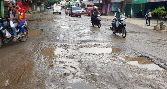Waspada Lubang Menganga di Ruas Jalan Kotagajah – Seputihraman