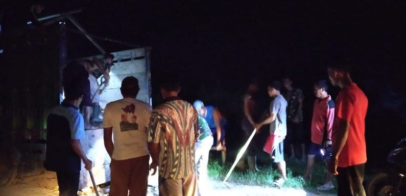 Tak Kunjung Diperbaiki, Warga Inisiatif Timbun Jalan