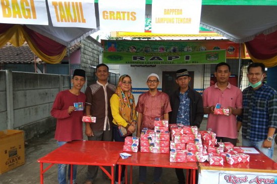 Bappeda Lamteng Bagikan Takjil Gratis
