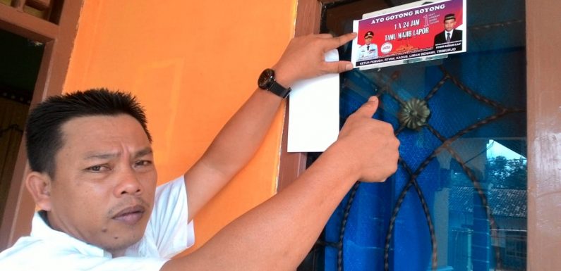 Kakam Liman Benawi, Pasang Stiker Himbauan Dirumah Warga
