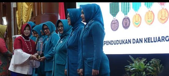 Lomba Kesrak PKK-KKBPK-Kesehatan PHBS, Lamteng Raih Penghargaan Pakarti Utama 1