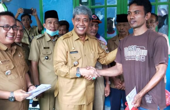 Bupati Loekman Serahkan Bantuan Korban Puting Beliung