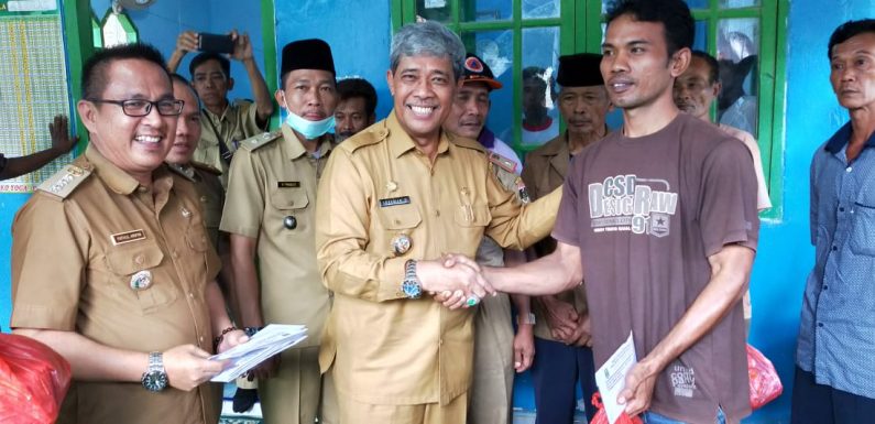 Bupati Loekman Serahkan Bantuan Korban Puting Beliung