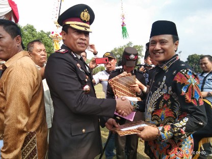 Midi Iswanto Terima Penghargaan dari Kapolres Lamteng