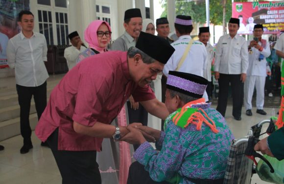 Jamaah Haji Kloter 5 asal Lamteng Diberangkatkan, Ini Pesan Bupati Loekman