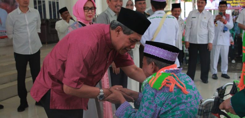 Jamaah Haji Kloter 5 asal Lamteng Diberangkatkan, Ini Pesan Bupati Loekman