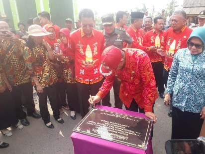 Kunker ke Kampung RC, Bupati Resmikan Gapura dan Bagikan Bibit Ikan
