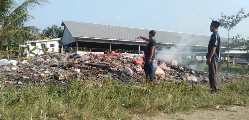 Sampah di Pasar Adipuro Menumpuk, UPTD Cuek