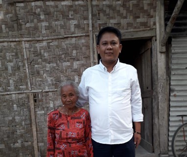 M. Ikhsan Sambangi Kediaman Nenek Rasiyem yang Kondisinya Memprihatinkan