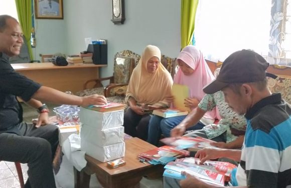Kakam Poncowati Bagikan Stiker Sosialisasi Program Bupati ke Masyarakat