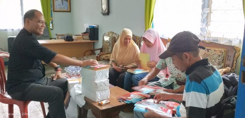 Kakam Poncowati Bagikan Stiker Sosialisasi Program Bupati ke Masyarakat