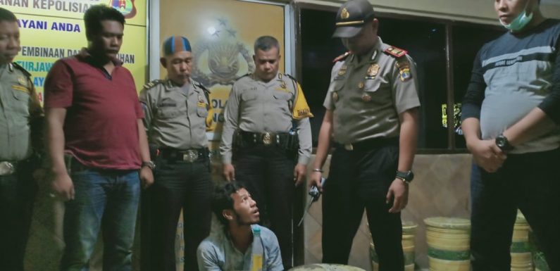 Arip Ditangkap Team Buser Polsek Tebas Saat Konsumsi Sabu Didapur